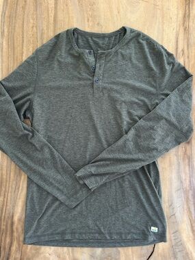 Vuori Green long sleeve